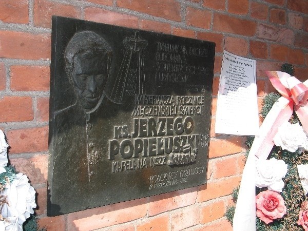 Tablica na murze przy kościele pw. Św. Trójcy w Przemyślu została uroczyście odsłonięta w pierwszą rocznicę męczeńskiej śmierci ks. Jerzego Popiełuszki.