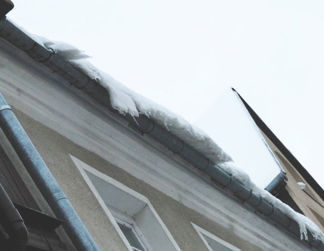 Uwaga! Śnieg na dachach staje się niebezpieczny. Zobacz zdjęcia