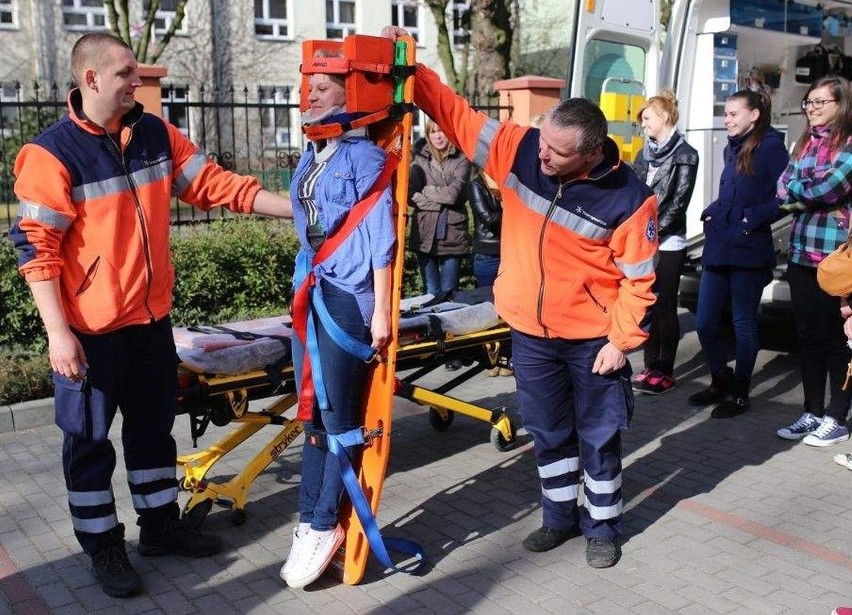 W szkole, od samego rana, stał krwiobus, w którym uczniowie...