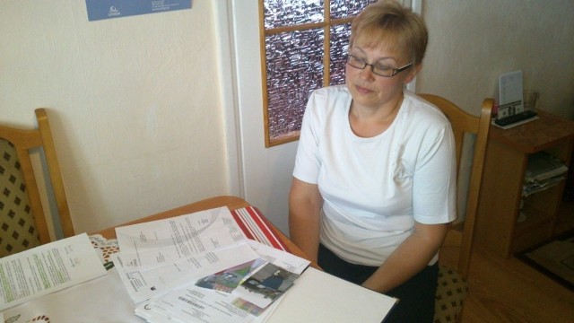 Lucja Palkowska z teką dokumentów w sprawie zdarzenia, do którego doszło 6 grudnia ubiegłego roku. Ubezpieczyciel, choć z chęcią przyjął pieniądze w ramach ubezpieczenia, za szkodę już płacić nie chce.
