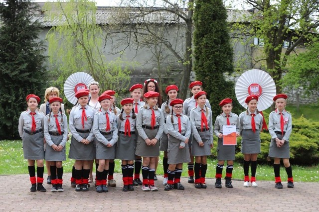 Jedna z występujących 3 maja w Chmielniku grup. Większość uczestników na kolejnych zdjęciach.