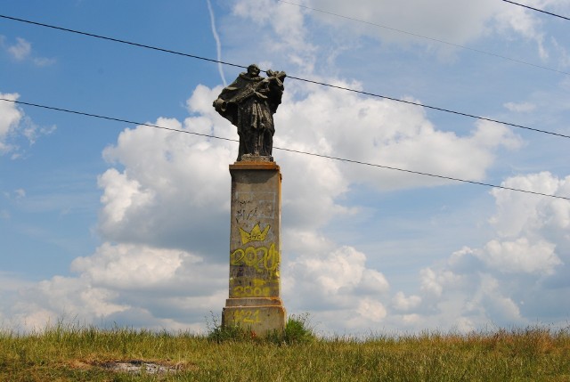 Pomnik świętego Jana Nepomucena stał się obiektem ataków wandali. Więcej na następnych zdjęciach >>>