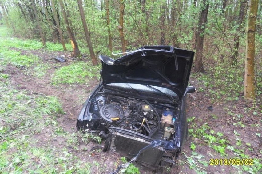 Audi rozbite na drzewie w Falęcinie Starym. 21-letni kierowca w szpitalu