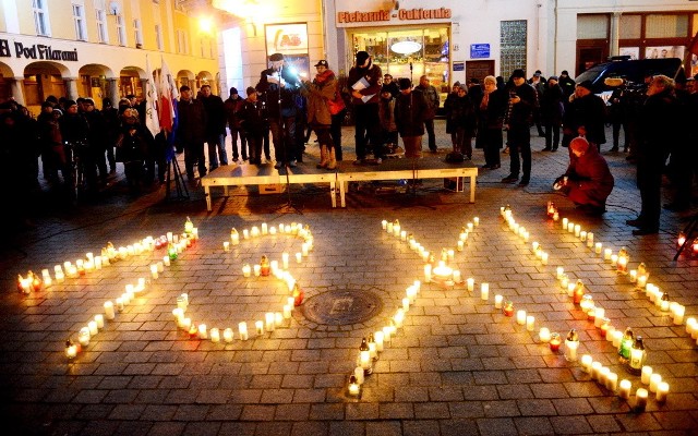 We wtorek, 13 grudnia, pod zielonogórskim ratuszem odbył się strajk obywatelski, organizowany przez Komitet Obrony Demokracji. Organizatorzy chcieli tym wydarzeniem uczcić pamięć o ofiarach stanu wojennego. Na zielonogórskim deptaku, tuż przed sceną, na której każdy mógł powiedzieć parę słów, zabłysły znicze. Mieszkańcy ułożyli świeczki w prosty napis: 13 XII, oddając hołd ofiarom stanu wojennego. Kilkuset mieszkańców, zgromadzonych pod ratuszem, oklaskami i wiwatami nagradzało osoby występujące na prowizorycznej scenie. Bo to właśnie na niej każdy mógł opowiedzieć o własnych doświadczeniach sprzed 35 lat. Niektórzy opowiadali bardzo osobiste doświadczenia z tego pamiętnego dnia. Inni, jak Krzysztof Burzyński ze Szprotawy opowiadali o swoim internowaniu...Czym było, z perspektywy czasu, wprowadzenie stanu wojennego dla zielonogórzanki, Tatiany Sawickiej?- To było uderzenie w coś, co można nazwać zrywem wolnościowym. Pamiętam tamten czas, byłam w pełni dorosłą osobą, kiedy stan wojenny był ogłoszony. Myślę, że wtedy została zamordowana wolność. Stan wojenny niewątpliwie zdusił ten zryw wolnościowy, tę chęć zmian na wielu poziomach. Krótkie wydarzenie, zorganizowane pod zielonogórskim ratuszem, zakończyło się wspólnym odśpiewaniem państwowego hymnu. Czytaj też: Zielonogórska Solidarność złożyła kwiaty pod pomnikiem Robotników [ZDJĘCIA];nf