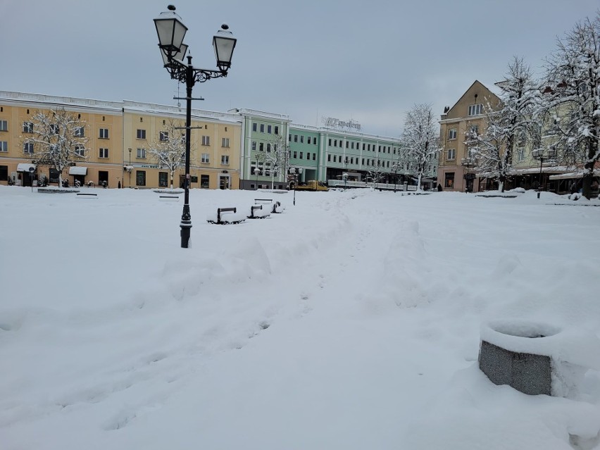 Rynek Kościuszki w południe nadal pod śniegiem.