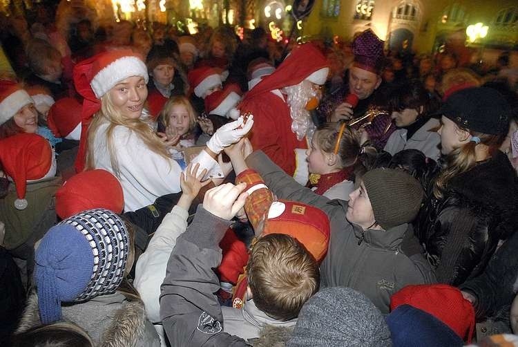 Podczas mikolajkowej imprezy przed ratuszem Maciej...