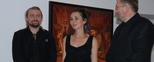 Joanna Rusinek i Filip Kalkowski z szefem ostrołęckiej galerii -  Zenonem Kowalczykiem
