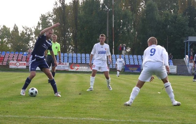 Damian Sałek (z lewej) rozegrał bardzo dobre spotkanie w Górze Kalwarii i w 88 min zdobył gola dla Broni