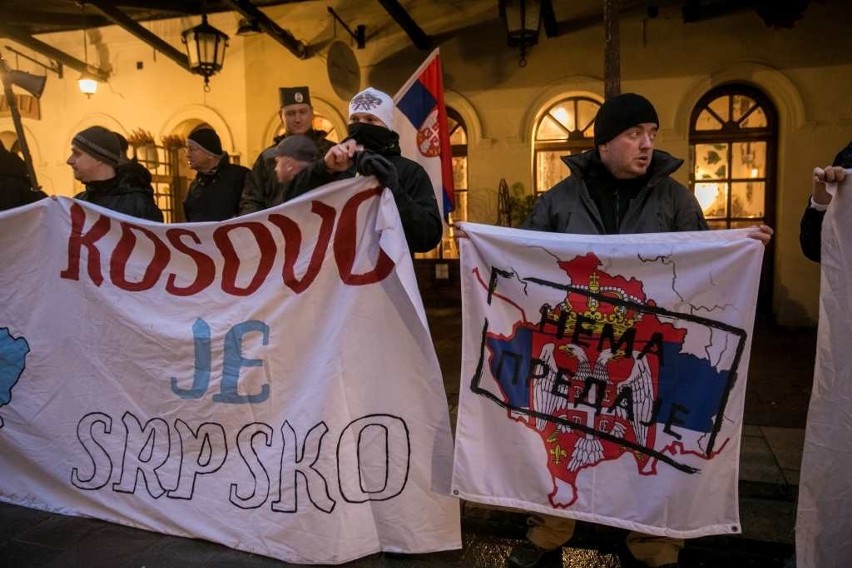 Manifestujący trzymali transparenty z hasłami: „Kosovo je...