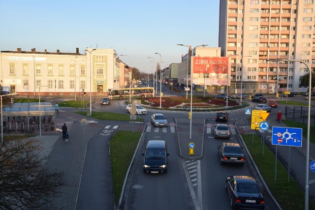 Według opublikowanych niedawno danych urzędu miasta na koniec zeszłego roku Kędzierzyn-Koźle liczył 57360 mieszkańców. Z miejskiej ewidencji w minionym roku ubyło zatem 619 osób. Większość kędzierzyńskich osiedli kurczy się pod względem liczby zameldowanych osób. Ludzie chętnie wyprowadzają się na przedmieścia.Jeśli niekorzystne tendencje utrzymają się, wówczas już za 10 lat liczba mieszkańców Kędzierzyna-Koźla spadnie poniżej 50 tysięcy.