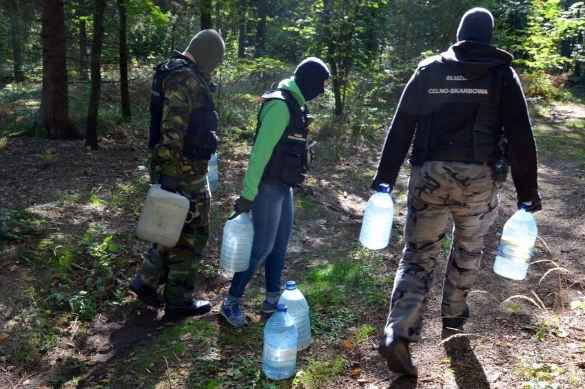 Leśna bimbrownia w Czarnej Białostockiej zlikwidowana. Funkcjonariusze podlaskiej KAS zarekwirowali nielegalny alkohol [ZDJĘCIA]