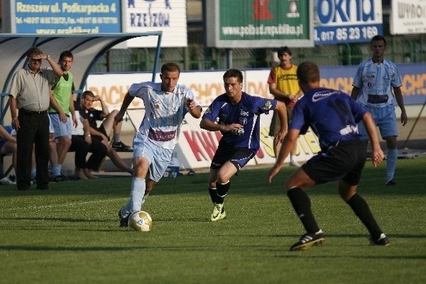 Stal Rzeszów (biało-niebieskie stroje) musi zacząć wygrywać.