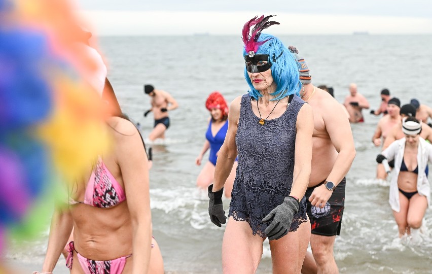 Karnawałowe morsowanie w Gdańsku. Na plaży w Brzeźnie...