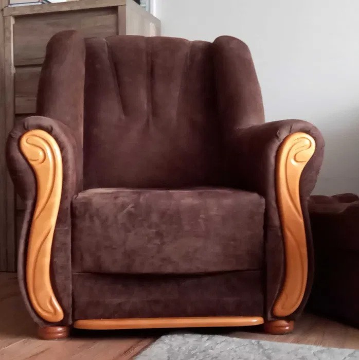 "Brązowy fotel z drewnianymi wstawkami. Wymiary fotela -...