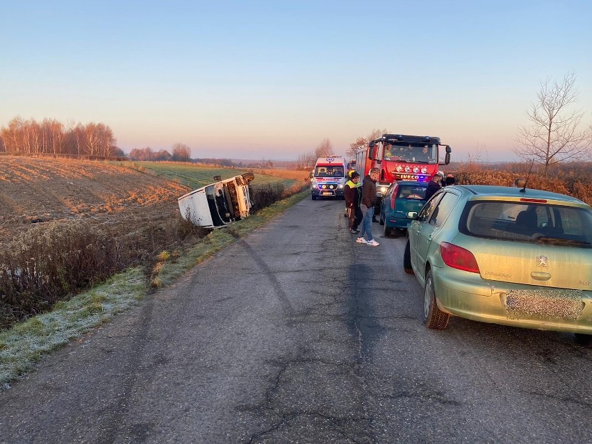 Szynwałd. Wypadek busa przewożącego dzieci niepełnosprawne na drodze pod Tarnowem. W akcji pogotowie, straż pożarna i policja. Są ranni!