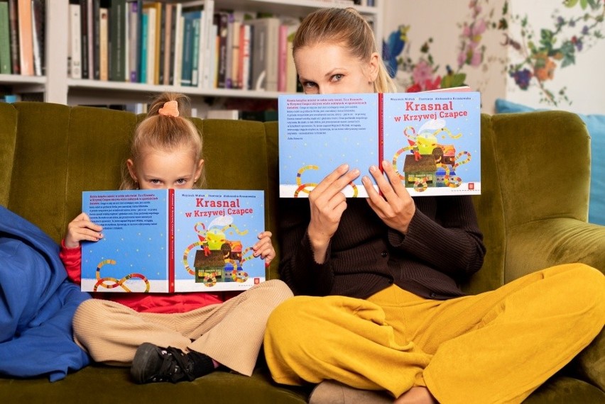 Mama i córka czytają książki