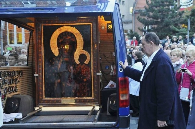 W Gnieźnie znajduje się kopia cudownego Obrazu Matki Boskiej Częstochowskiej. W środę została ona przeniesiona spod pomnika św. Wojciecha do Fary