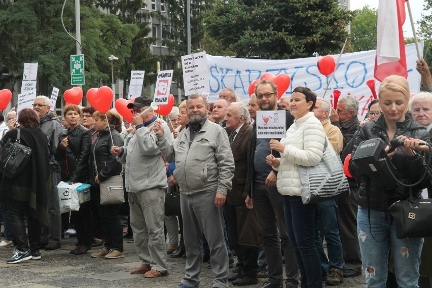 Sprawa Polsko-Amerykańskich Klinik Serca. Protest pod Świętokrzyskim Urzędem Wojewódzkim