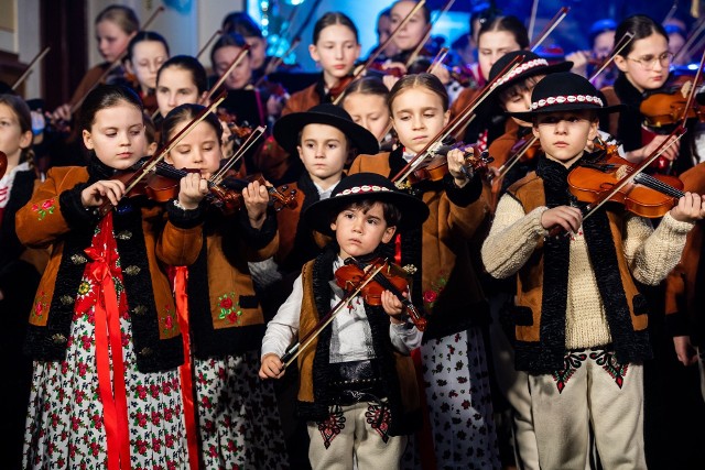 Mała Armia Janosika podczas koncertu "Nie zastąpi Ciebie Nikt" wykonała utwór "Siła jest w jedności".