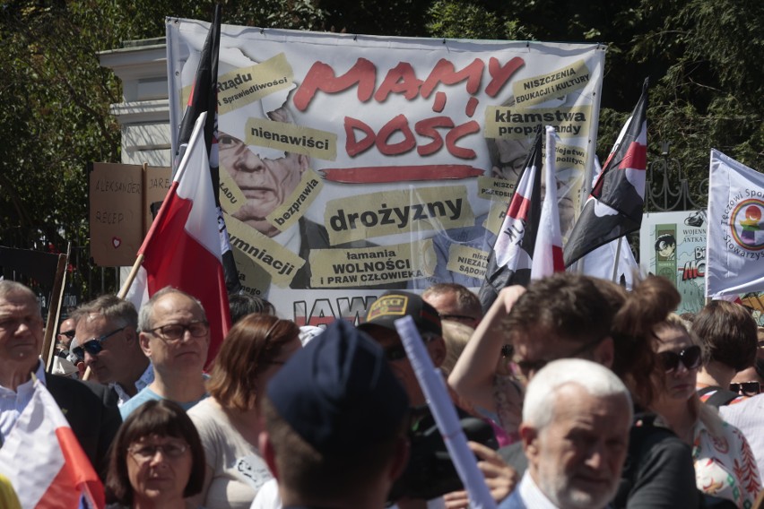 Przez centrum Warszawy ruszył marsz 4 czerwca. Na czele politycy PO i Lech Wałęsa