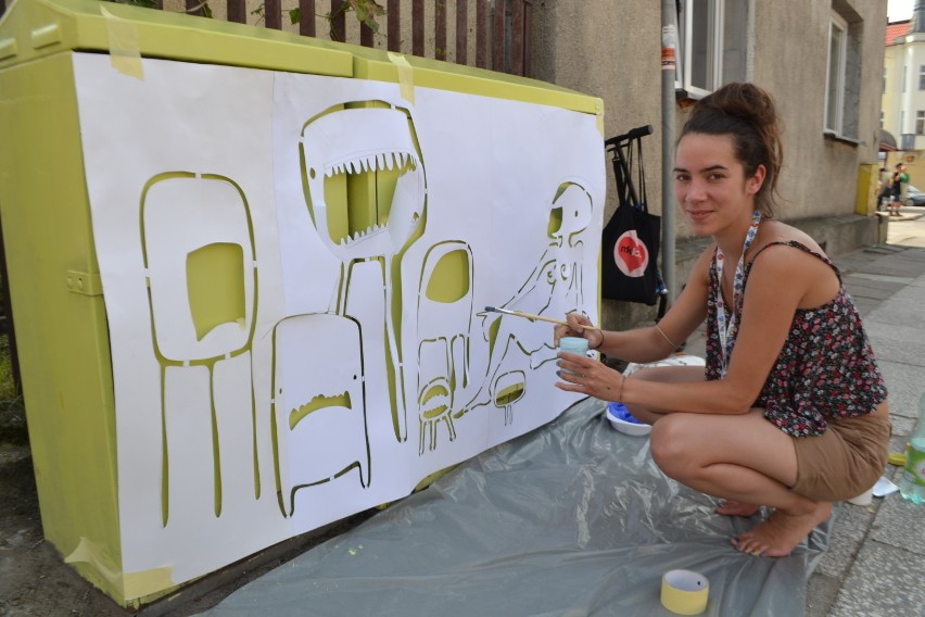 Artyści  malują skrzynki elektryczne w Wejherowie