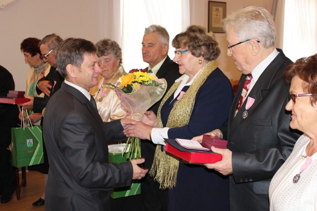 Gratulacje małżonkom składa przewodniczący Rady Miasta i Gminy Nisko Waldemar Ślusarczyk.