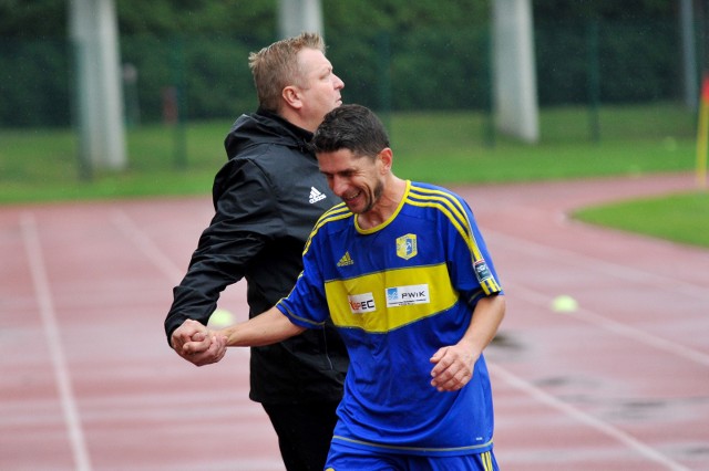 Trener Stali Krystian Pikaus i najbardziej doświadczony piłkarz brzeskiej ekipy Marcin Nowacki.