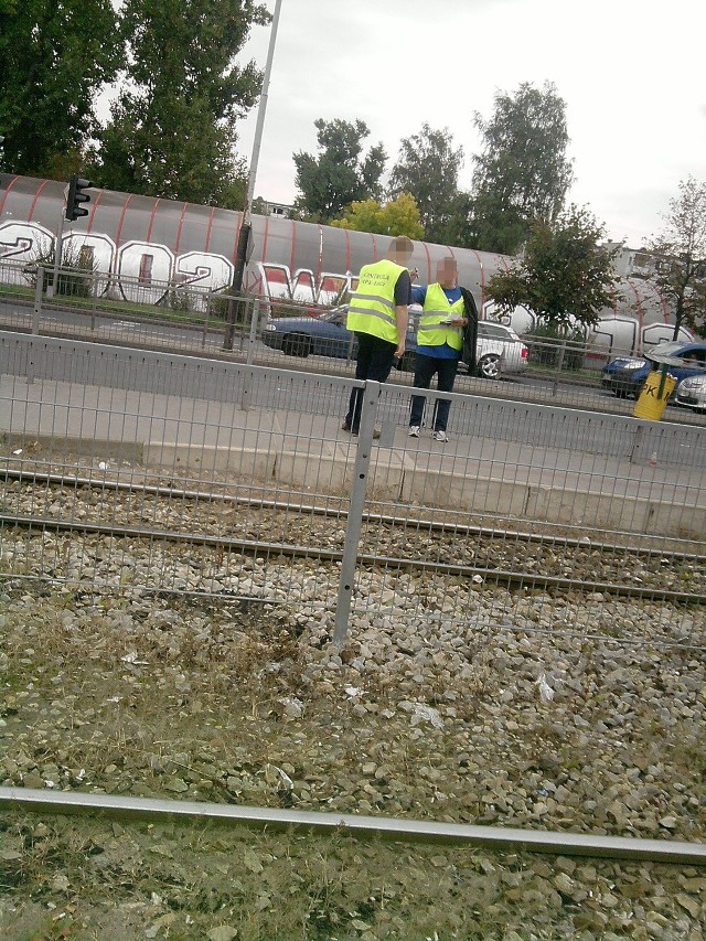 Kontroler palił papierosa na przystanku przy ul. Zgierskiej.