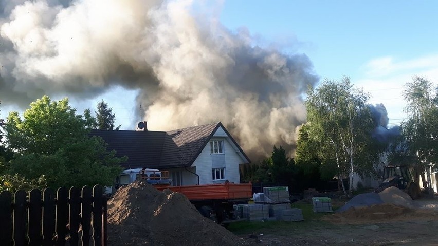 Częstochowa: Ogromny pożar lakierni przy ul. Makuszyńskiego. Ogień gasiło 17 zastępów straży [FOTO]