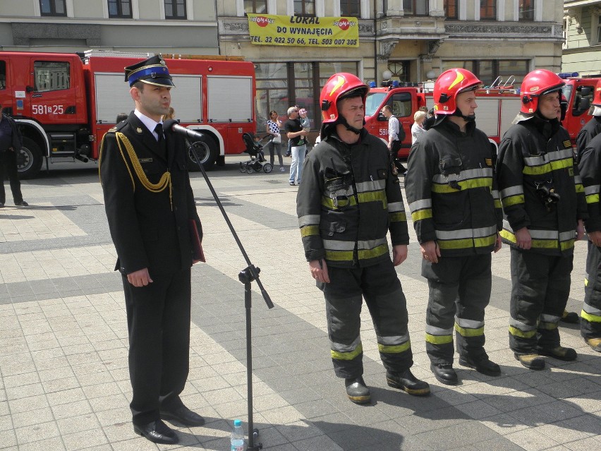 Uroczysty apel z okazji Dnia Strażaka na rynku w Rybniku