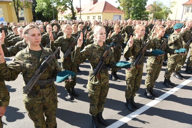 Przysięga wojskowa żołnierzy Legii Akademickiej w ToruniuPEŁNA GALERIA ZDJĘĆ DOSTĘPNA JEST POD TYM LINKIEM: KLIKNIJ