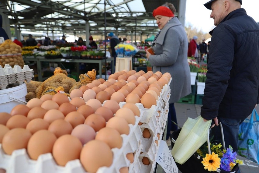 Jajka stają się powoli dobrem luksusowym, sugerują klienci.