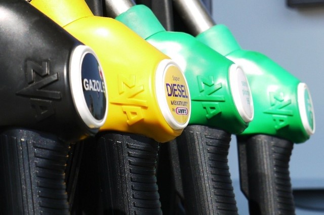Trwające od maja nieprzerwane podwyżki cen paliw na stacjach niestety zagościły na nich na dobre. Na szczęście na przestrzeni ostatnich kilku dni benzyna Pb95 i olej napędowy podrożały tylko nieznacznie.Fot. Pixabay.com