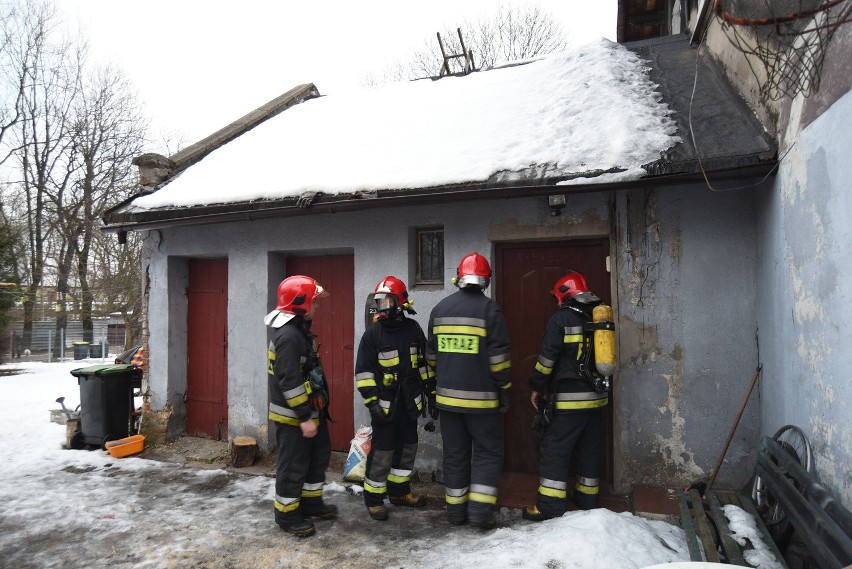 Sosnowiec: Strażacy oddymiali klatkę schodową w budynku przy ul. Baczyńskiego [ZDJĘCIA]