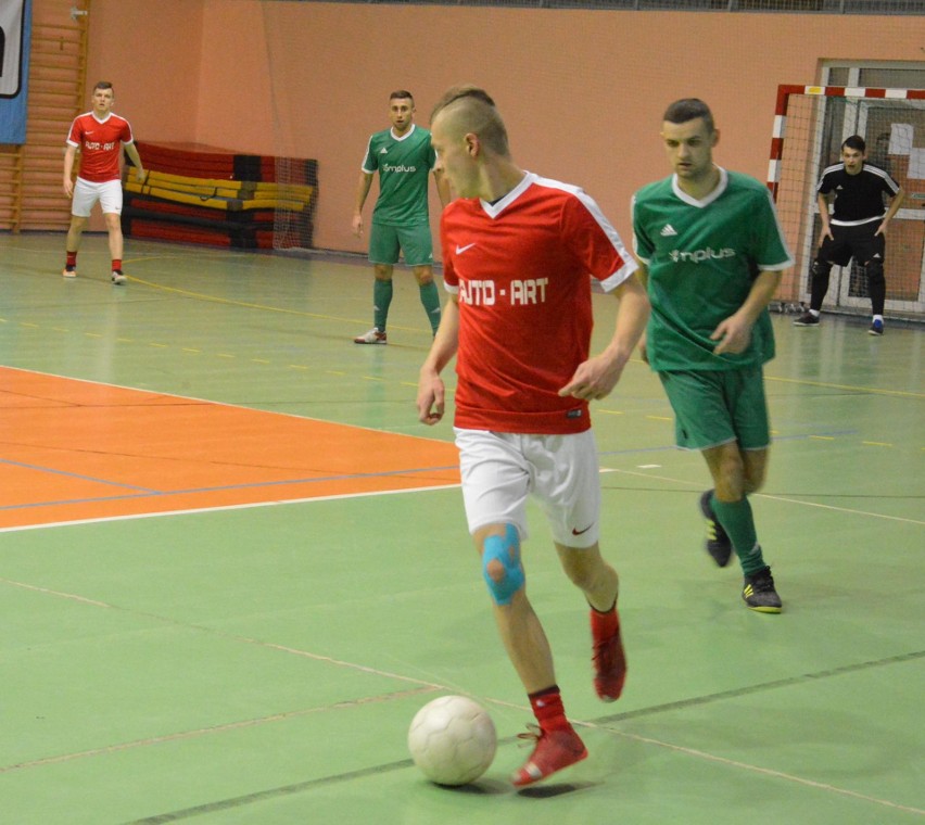W finale proszowickiej ligi futsalu zagrają Amplus z Millcarem