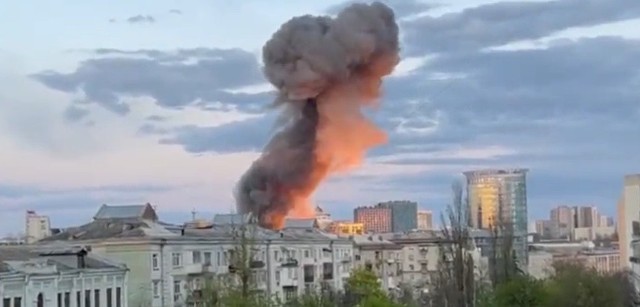Mer Kijowa potwierdził dwie eksplozje w mieście.