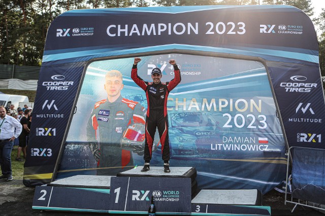 Damian Litwinowicz świętuje pierwszy tytuł mistrza Europy wywalczony w drugim sezonie startów w rallycrossie