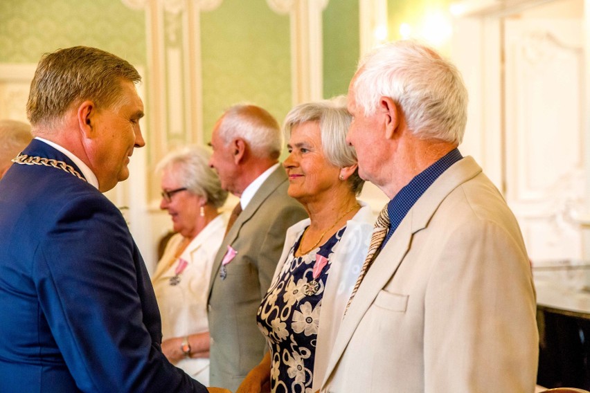 – Tak jak każda kropla napełnia naczynie tak wasze życie...