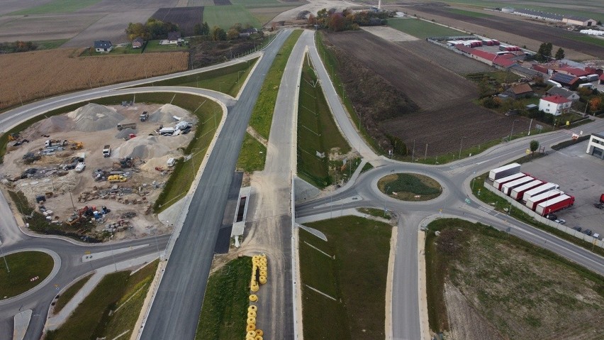 Budowa trasy S7 w Małopolsce. Na odcinku Moczydło-Miechów widać postęp prac