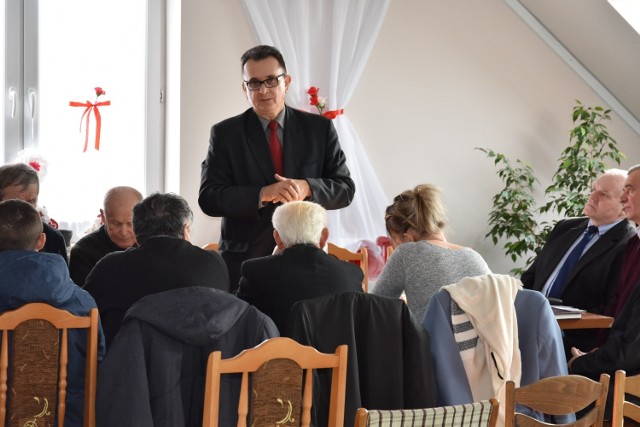 W niedzielę, 25 lutego, w Iwaniskach w Gminnym Centrum Biblioteki i Kultury odbyło się spotkanie Koła Pszczelarzy.Bardzo ważnym elementem spotkania był temat związany z współpracą i dotarciem do jak największej grupy rolników, sadowników i działkowiczów, by działali rozważnie i mądrze oraz zgodnie z przepisami w kwestii zastosowania środków ochrony roślin. Dlaczego to takie ważne? - Corocznie pszczelarze tracą pszczoły na skutek nieumiejętnego wykonywania oprysków. Dlatego tak istotne jest informowanie rolników o tym, jak prawidłowo chronić owady zapylające rośliny i kwiaty, przypominać że tego typu środki eliminują nie tylko chwasty i różnego rodzaju szkodniki, ale również pszczoły i owady zapylające - mówili na spotkaniu członkowie koła. poruszając się za pomocą strzałek na klawiaturze, bądź klikając myszką w znak ">" po prawej stronie zdjęcia przejdź do dalszej części materiału