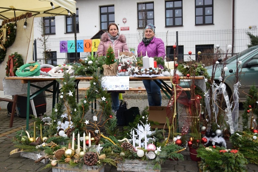 Michałowicki jarmark. Piosenki bożonarodzeniowe i wielkie serca wspierające Mateusza [ZDJĘCIA]