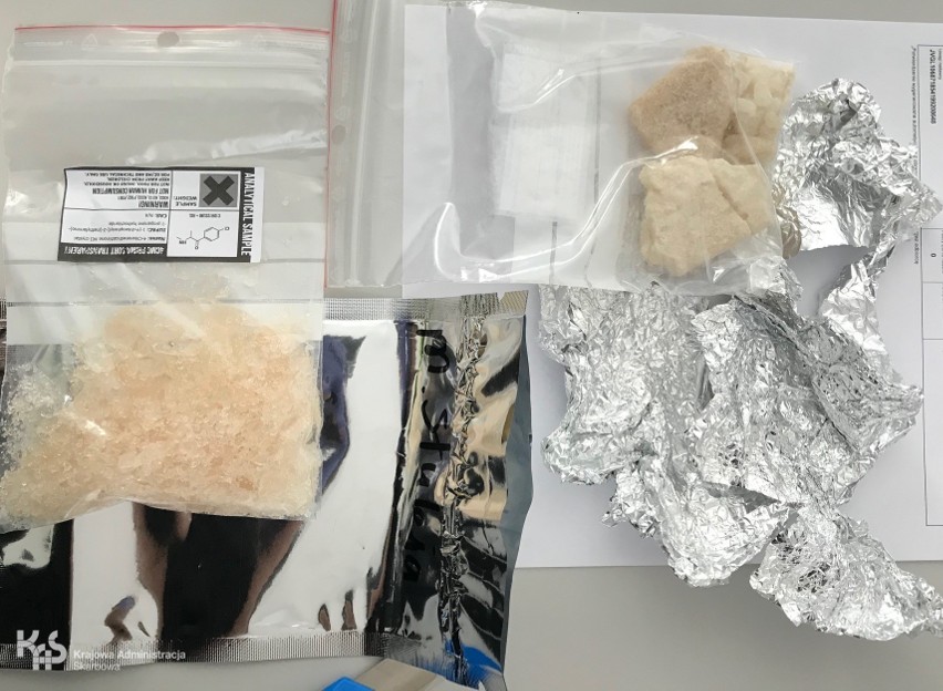 Narkotyki i dopalacze w przesyłkach kurierskich. Wykryła je Kujawsko-Pomorska Izba Administracji Skarbowej