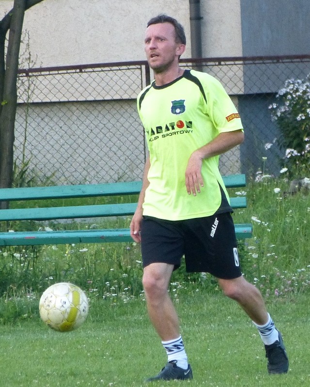 Grający trener Bukowej Jastkowice, Dariusz Bartnik, strzelił gola w sparingu z Sokołem Sokolniki.