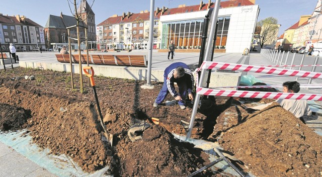 Prace polegają na ułożeniu nowego kabla zasilającego.