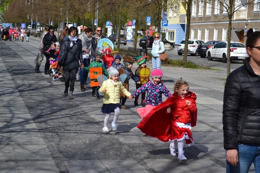 Częstochowa: Parada postaci literackich przeszła przez Aleje...