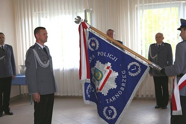Nadkomisarz  Stanisław Sekuła składa ślubowanie na sztandar
