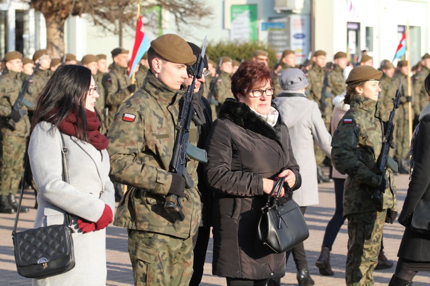 Na Placu Bartosza Głowackiego w Tarnobrzegu  „Terytorialsi” wypowiedzieli rotę przysięgi wojskowej. Było bardzo uroczyście (duzo zdjęć)