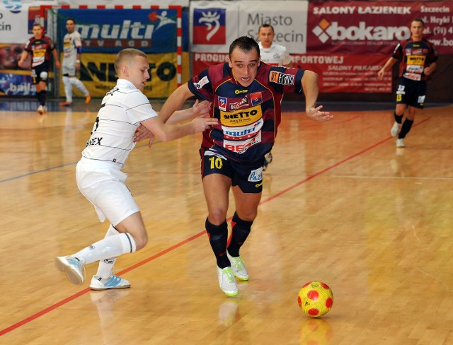 Marcin Mikołajewicz (z prawej) zdobył trzy gole i Pogoń wygrała z Clearexem 4:2.
