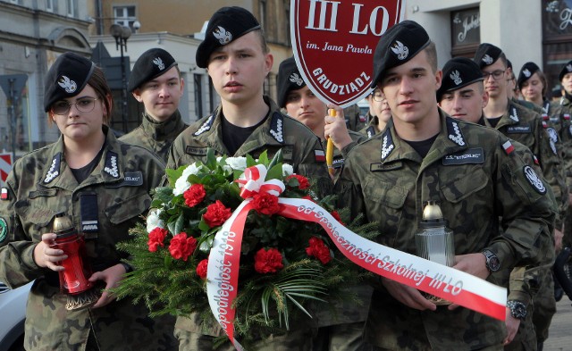Uczniowie III Liceum Ogólnokształcącego w Grudziądzu już 9 listopada uczcili 103. rocznicę odzyskania przez Polskę niepodległości