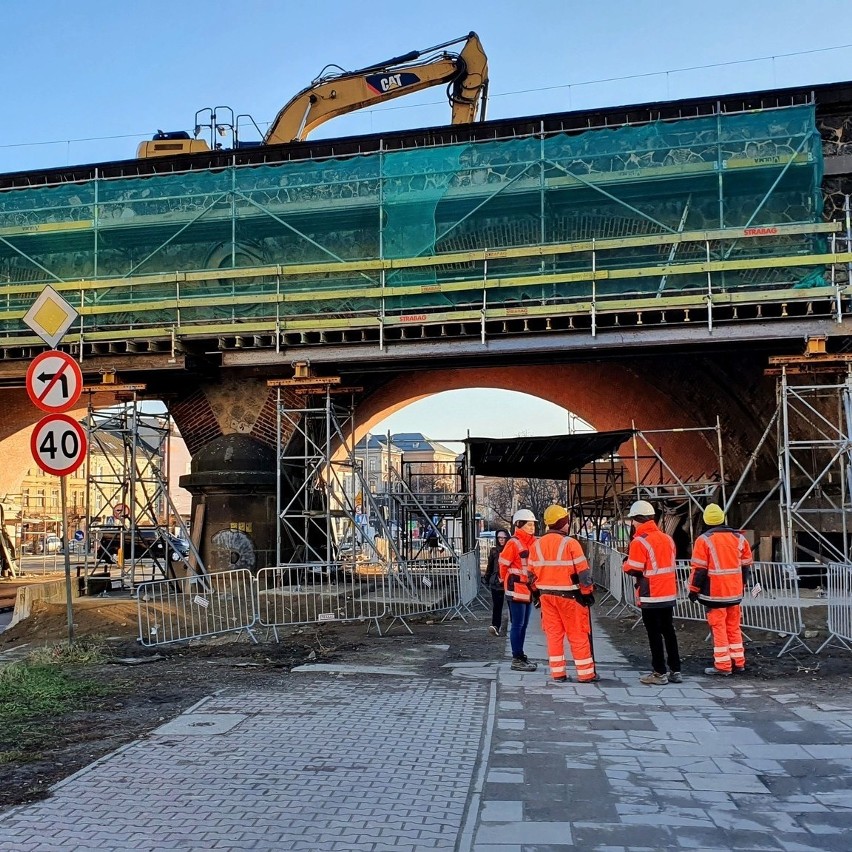 Kraków. Rozpoczęli rozbierać wiadukt nad ulicą Grzegórzecką. Mieszkańcy protestują [ZDJĘCIA]